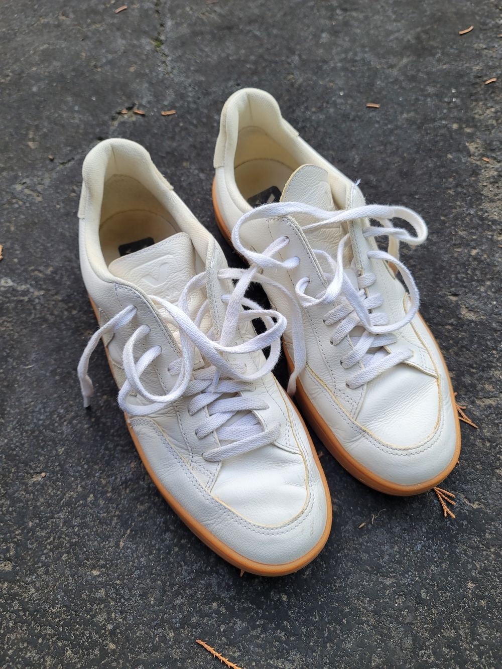 Veja V-12 White Leather Sneakers with Gum Sole Size 42 Pre-owned